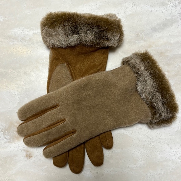 Grandoe Accessories - NWOT Grandoe fur trimmed gloves